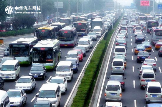 教你堵車時的省油技巧 堵車3分鐘相當(dāng)于行駛1公里@chinaadec.com